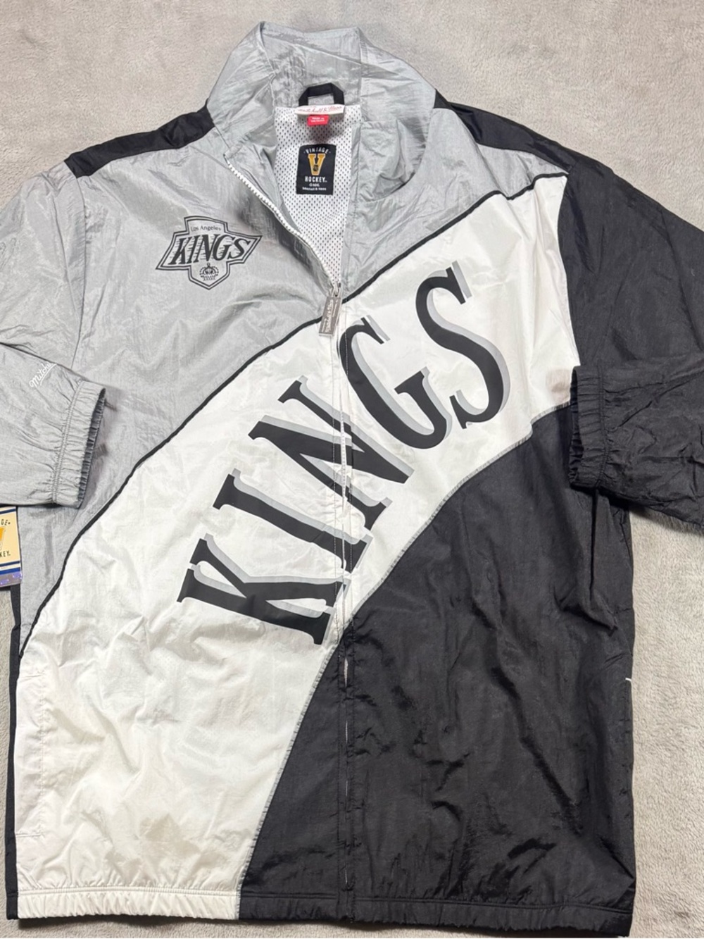 NWT LA Kings Mitchell & Ness Windbreaker Jacket Size Large Full Zip.
